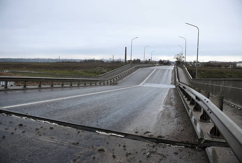 Последствия подрыва украинскими диверсантами автомобильного моста в поселке Константиновка в пригороде Мелитополя
