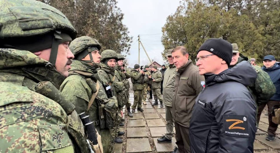 Андрей Турчак (второй справа) и Сергей Кириенко на встрече с военными
