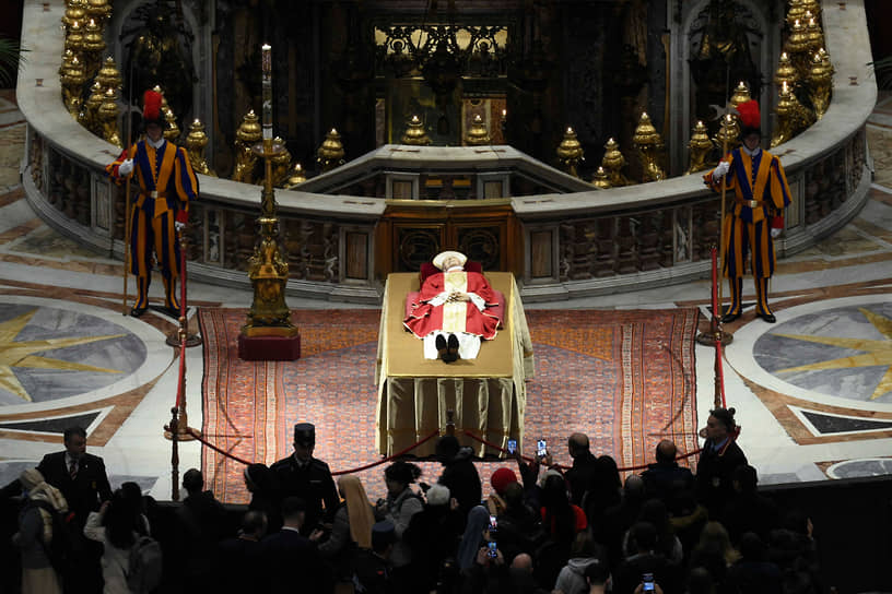 Церемония прощания с папой Бенедиктом XVI