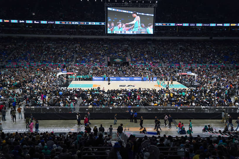 Матч между командами San Antonio Spurs и Golden State Warriors Национальной баскетбольной ассоциации 