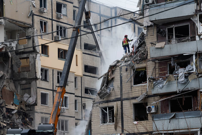 Последствия удара по многоэтажному дому в Днепре