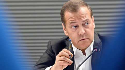 Медведев: экономика Украины превращается в смрадную труху