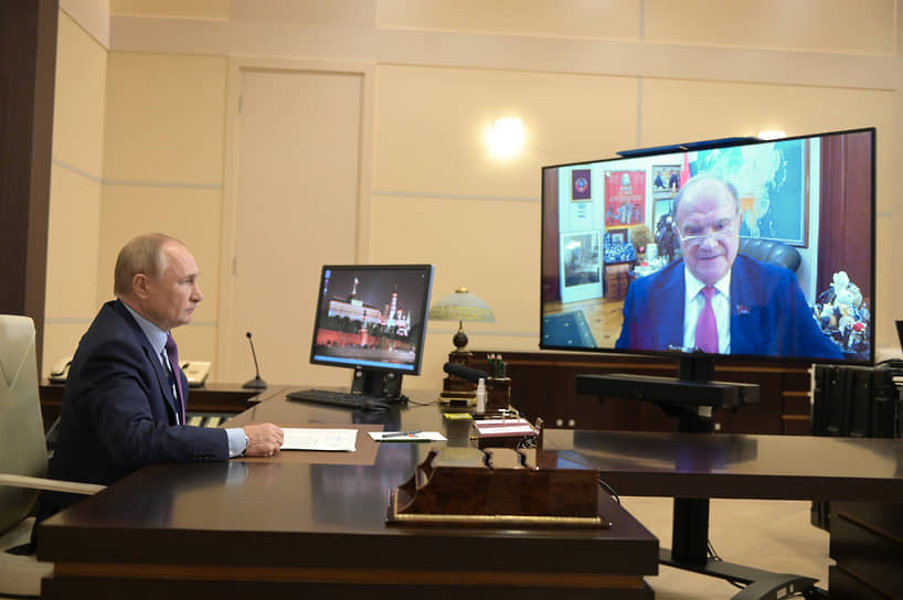 Владимир Путин и Геннадий Зюганов (на экране) во время встречи в режиме видеосвязи