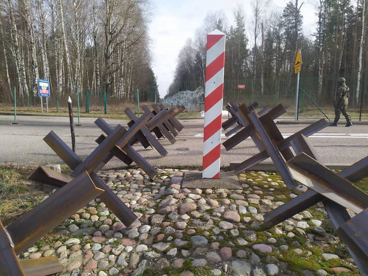 Противотанковые ежи на границе с Россией в Польше 