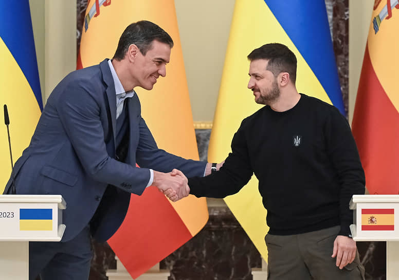 Президент Украины Владимир Зеленский (справа) с премьер-министром Испании Педро Санчесом 