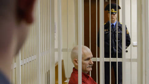 В Белоруссии нобелевского лауреата Алеся Беляцкого приговорили к 10 годам колонии