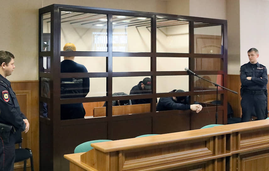 Оглашение приговора Виктору Воронину, обвиняемому в занятии высшего положения в преступной иерархии, а также в грабеже, разбое и вымогательстве, и членам его группировки в Ярославском областном суде.