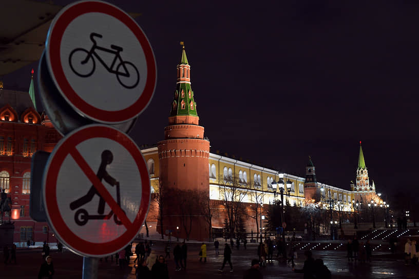 Знак запрета проезда на самокате на фоне Кремля