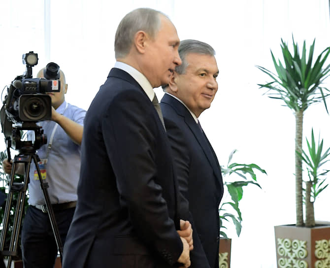 Владимир Путин (слева) и Шавкат Мирзиёев в 2019 году