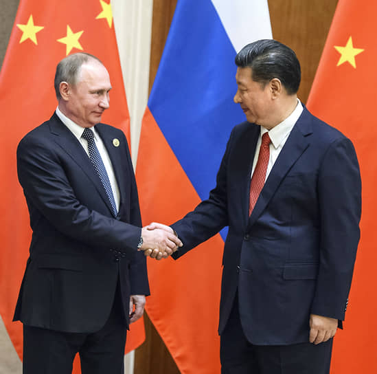 Владимир Путин (слева) и Си Цзиньпин в 2017 году 