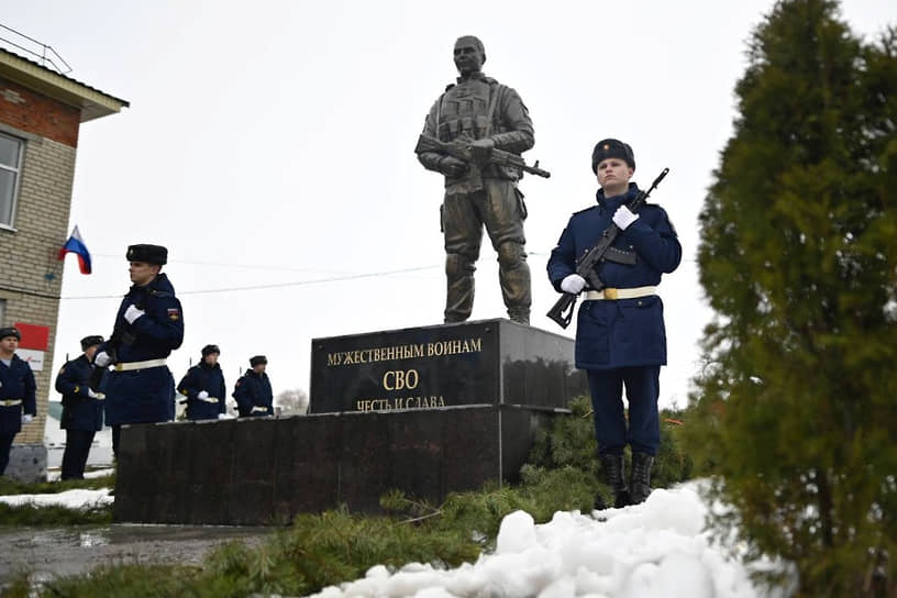 Первый в России памятник героям специальной военной операции
