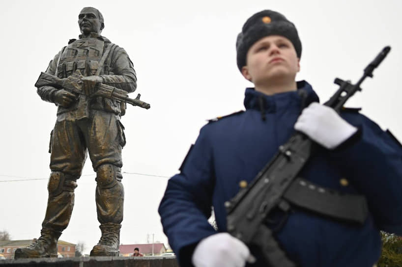 Первый в России памятник героям специальной военной операции