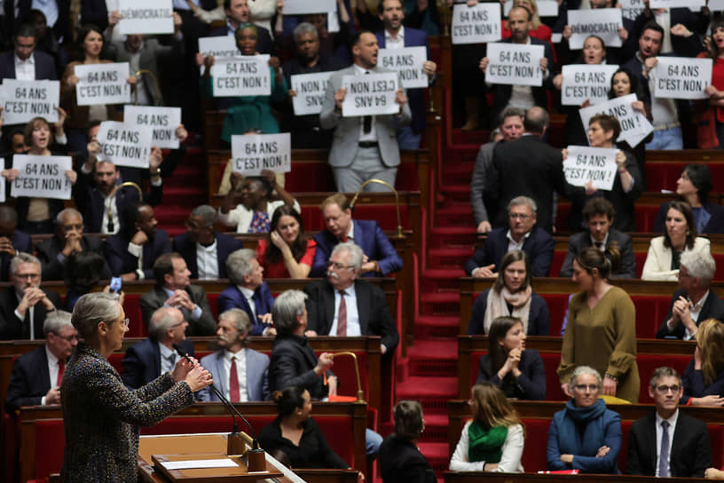 Депутаты французского парламента с плакатами против пенсионной реформы