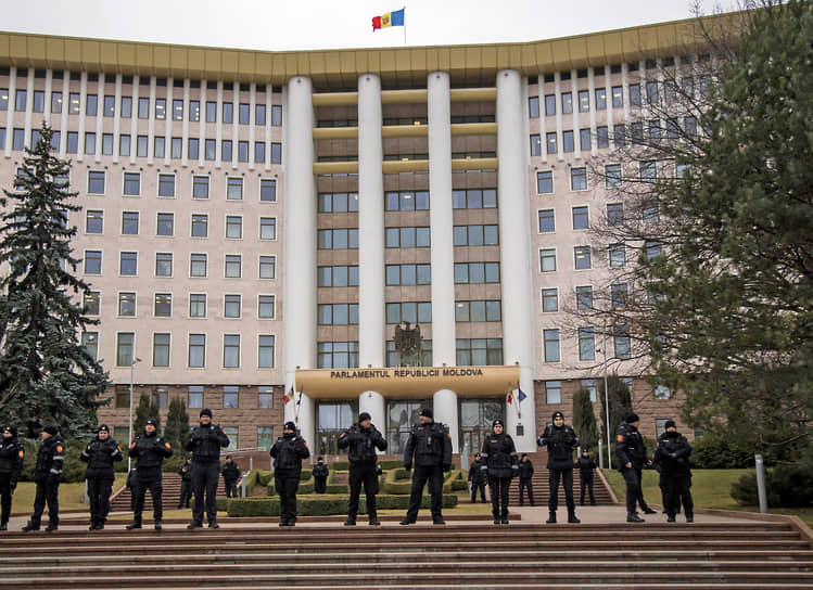 Сотрудники полиции в оцеплении у здания парламента Молдавии