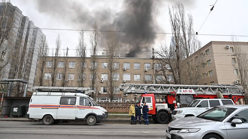 В Ростове-на-Дону загорелся склад на территории погрануправления ФСБ // Очевидцы сообщают о взрывах перед пожаром. Официальная причина короткое замы