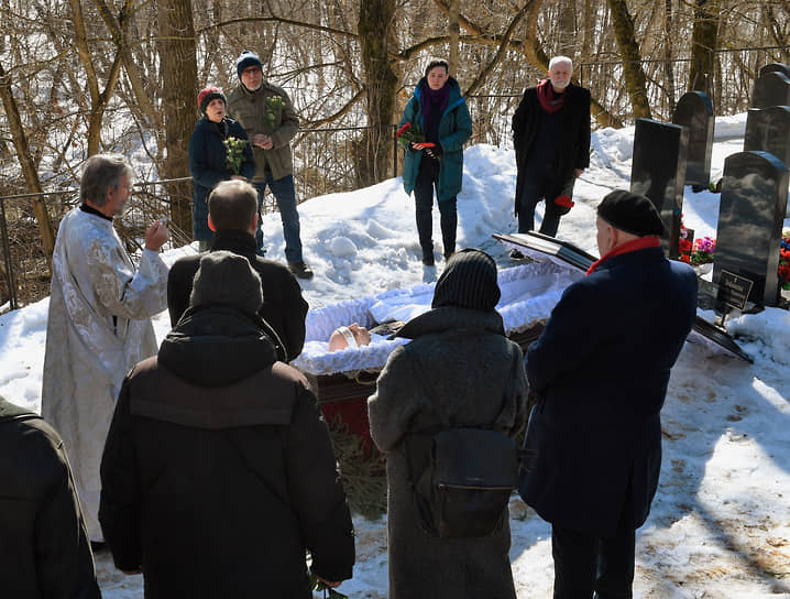 Церемония прощания с правозащитником Сергеем Григорьянцем на Медведковском кладбище