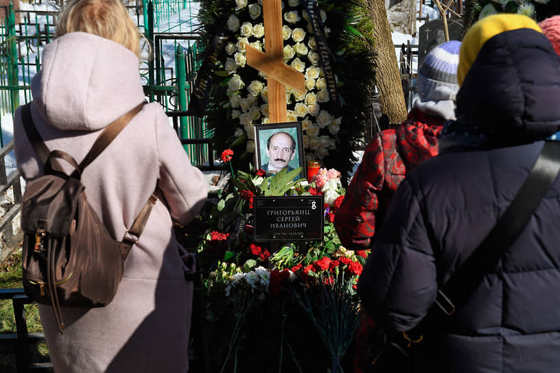 Могила правозащитника Сергея Григорьянца на Медведковском кладбище
