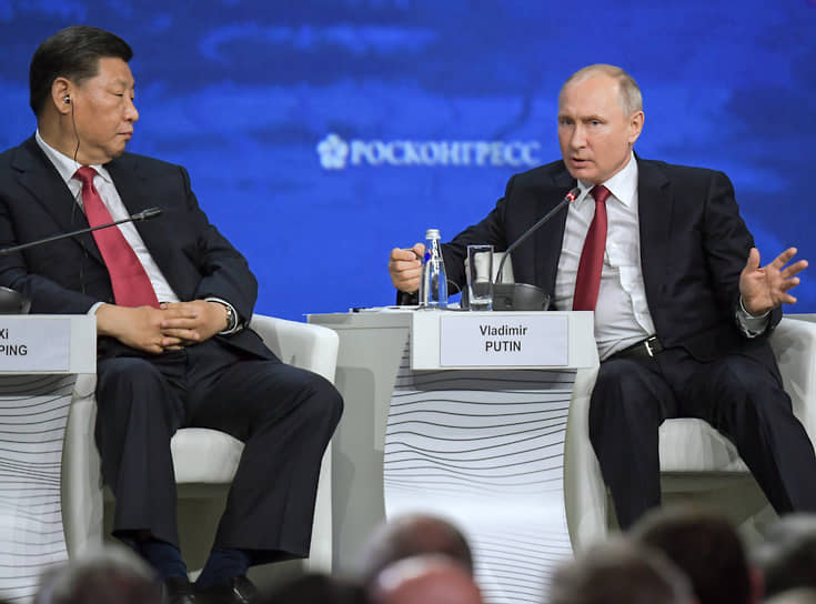 Си Цзиньпин (слева) и Владимир Путин во время встречи в 2019 году 