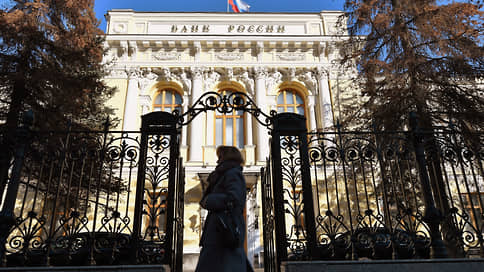 ЦБ обязал банки с октября использовать только российские сервисы по внутренним переводам