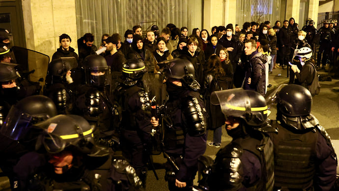 В Париже на протестах против пенсионной реформы задержаны больше 140 человек