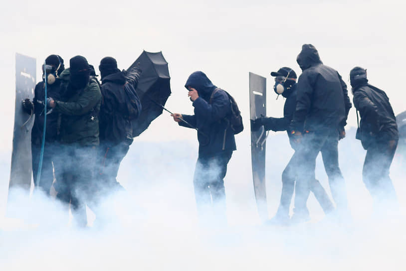 На западе Франции произошли столкновения между полицией и экологическими активистами