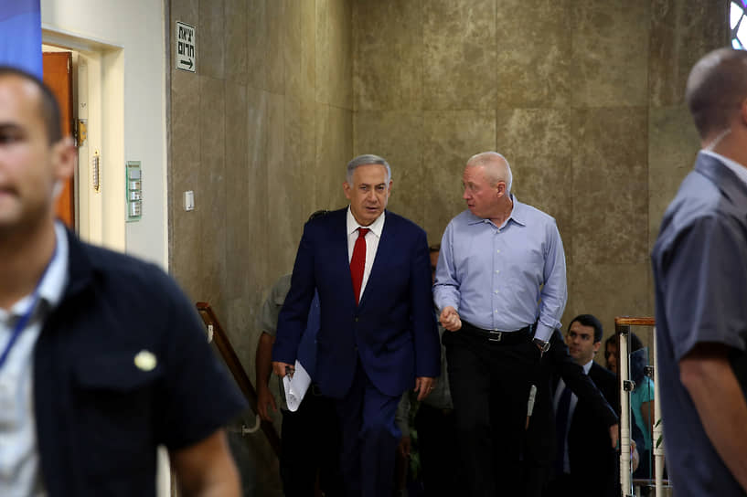 Биньямин Нетаньяху (слева) и Йоав Галант в 2016 году