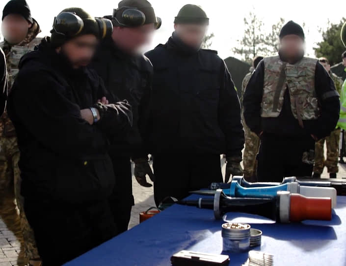 Военные на фоне снарядов с обедненным ураном