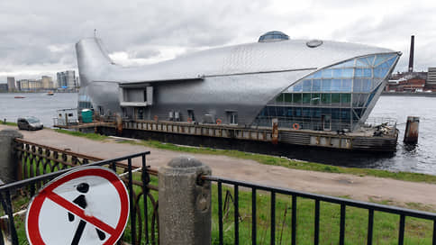 Транспортная прокуратура проверяет затопление плавучего ресторана Серебряный кит в Петербурге