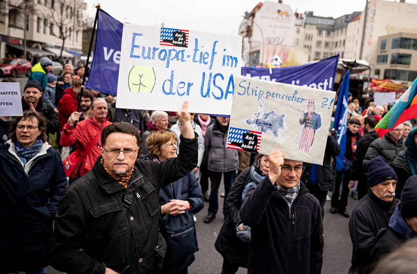 Пасхальный марш в Берлине. Плакаты гласят: «Стриптизерша», «Европа — глубоко в США»