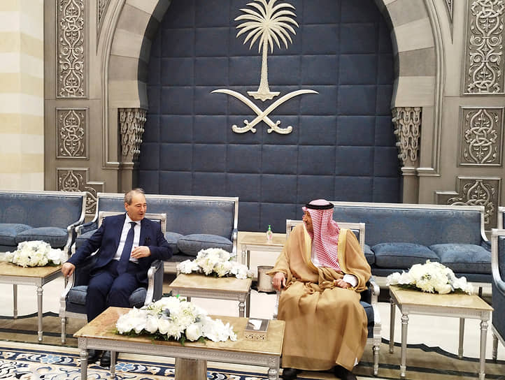 Фейсал аль-Микдад (слева) и замминистра иностранных дел Саудовской Аравии Валид аль-Хураиджи