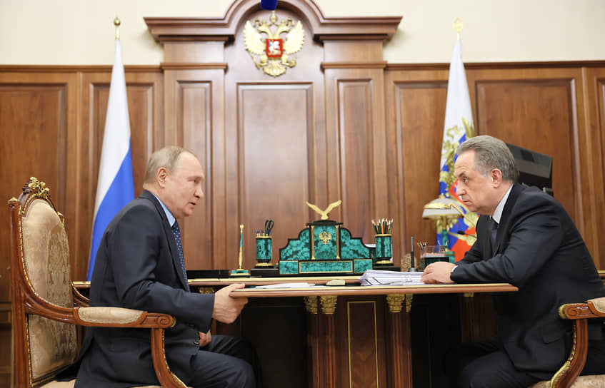 Владимир Путин (слева) и Виталий Мутко во время рабочей встречи
