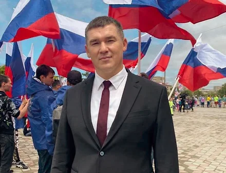 Абушаев на праздновании Дня Победы в 2022 году в Большом Камне. Фото из открытых источников