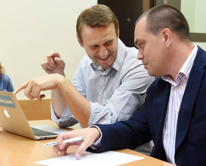 Алексей Навальный (слева) и адвокат Вадим Кобзев