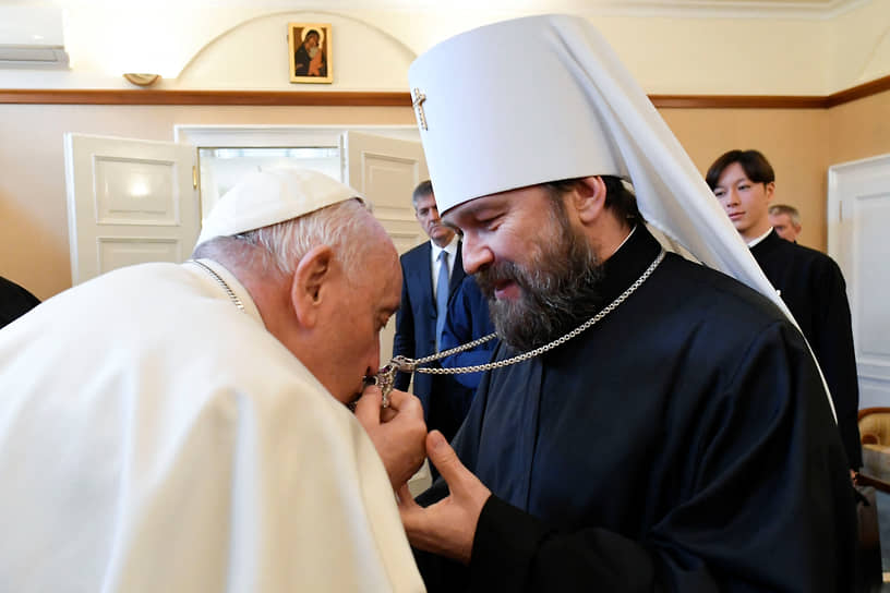 Папа Франциск (слева) и митрополит Иларион