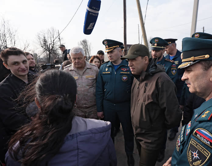 Справа налево: начальник Главного управления МЧС России по Свердловской области Виктор Теряев, губернатор Свердловской области Евгений Куйвашев, министр России по делам гражданской обороны, чрезвычайным ситуациям и ликвидации последствий стихийных бедствий (МЧС) Александр Куренков и министр общественной безопасности Свердловской области Александр Кудрявцев на месте происшествия