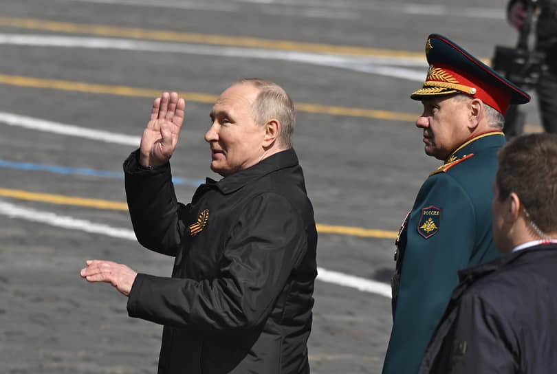 Президент России Владимир Путин и министр обороны России Сергей Шойгу во время парада 2022 года 