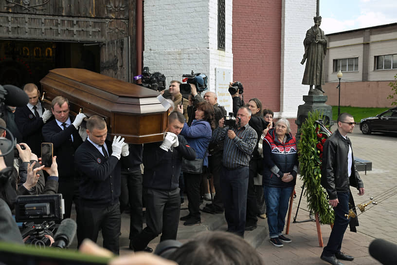 Церемония прощания с модельером Вячеславом Зайцевым в соборе Троицы Живоначальной. Вынос гроба с телом после церемонии.