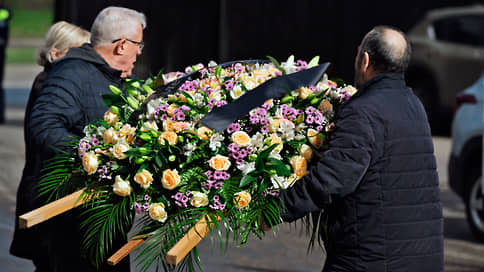 На Троекуровском кладбище прошла церемония прощания с Валентином Юдашкиным