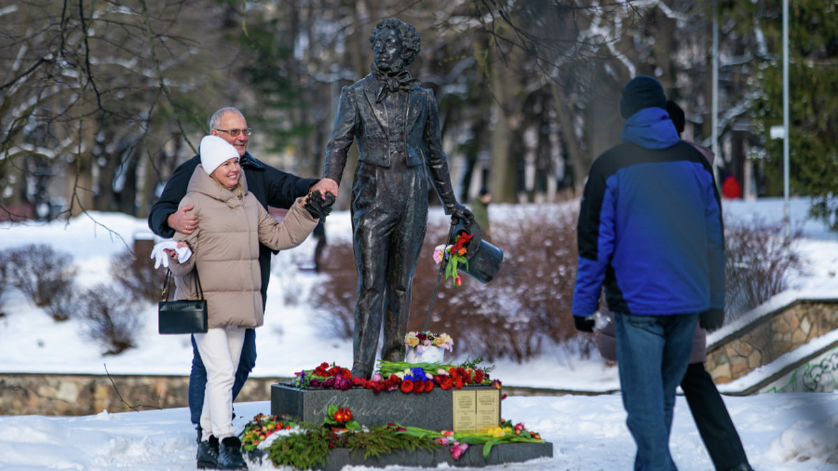 В Риге снесли памятник Александру Пушкину – Коммерсантъ