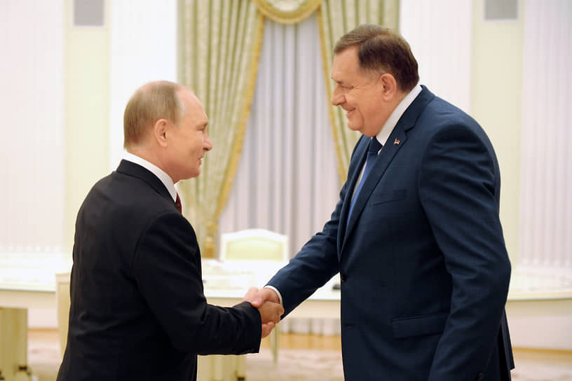 Владимир Путин (слева) и Милорад Додик в 2022 году