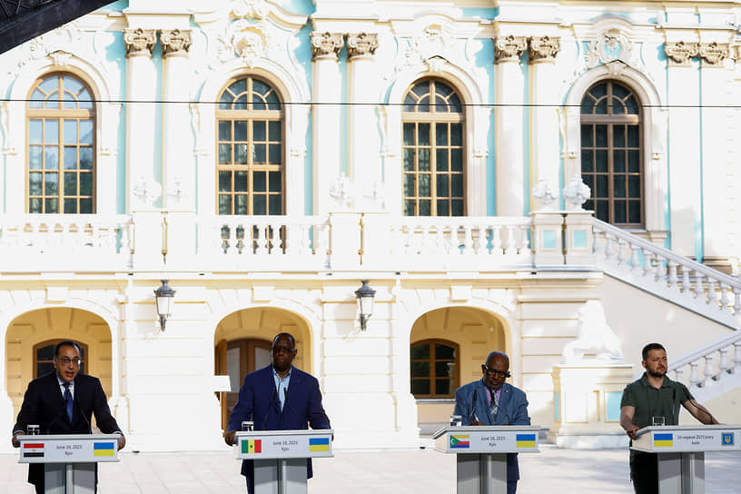 Премьер-министр Египта Мустафа Мадбули, президент Сенегала Маки Салл, президент Союза Коморских островов Азали Ассумани и президент Украины Владимир Зеленский (слева направо)