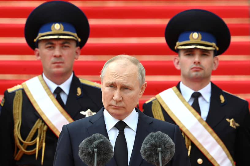 Президент России Владимир Путин (в центре)