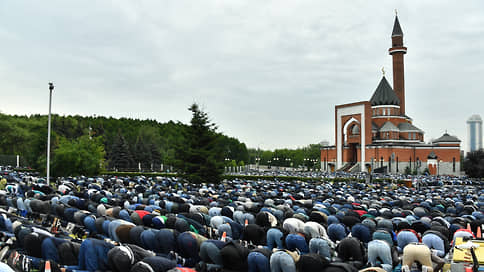 Более 300 тыс. мусульман пришли на молитву в мечети Москвы и Подмосковья по случаю Курбан-байрама // Путин поздравил мусульман с праздником Курбан-байрам