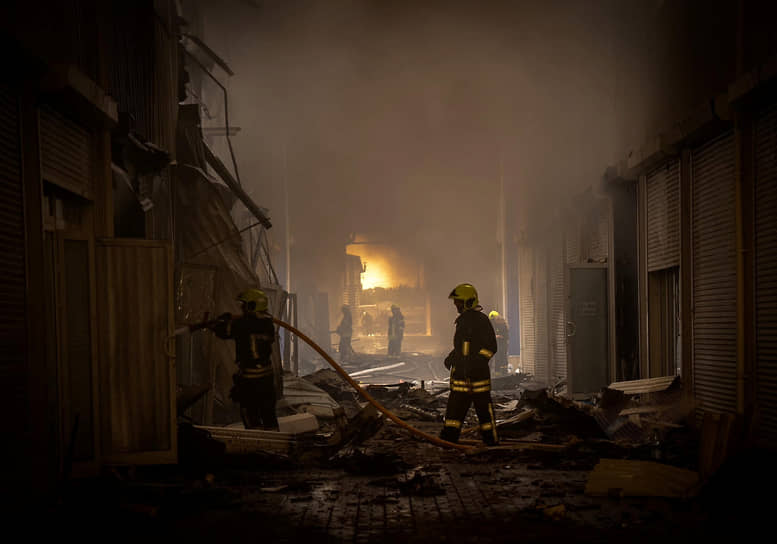 Пожарные пытаются погасить огонь на складе, разрушенном в результате российского ракетного удара по одесскому порту (19 июля 2023 года)
