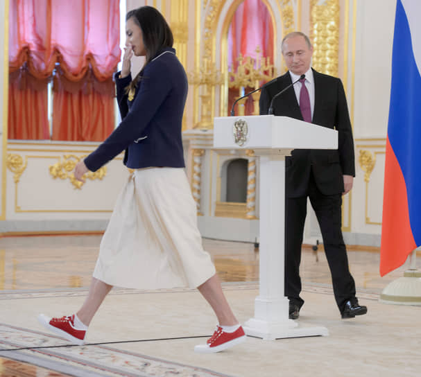 Елена Исинбаева и Владимир Путин во время встречи президента с Олимпийской сборной России в 2016 году