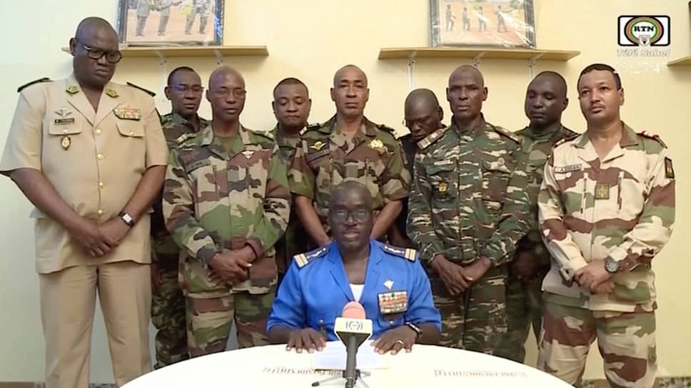 Военные Нигера во время объявления о свержении президента 