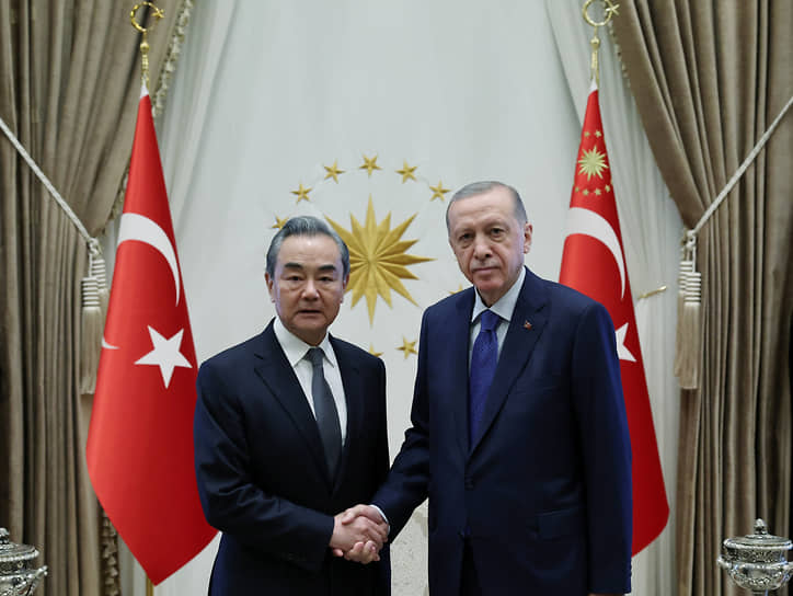 Ван И (слева) и Реджеп Тайип Эрдоган во время встречи