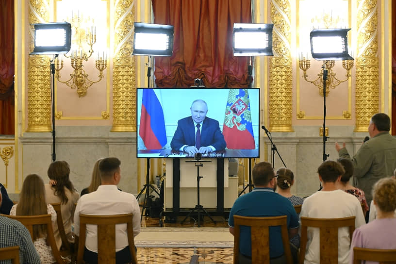 Семьи, награжденные орденом «Родительская слава», во время беседы в режиме видеоконференции с президентом РФ Владимиром Путиным