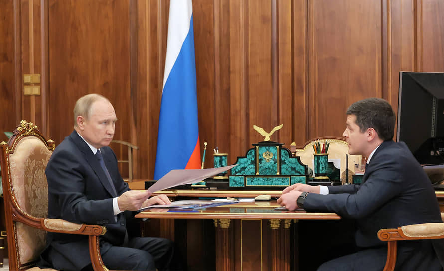 Владимир Путин (слева) и Дмитрий Артюхов во время встречи в апреле 2023 года