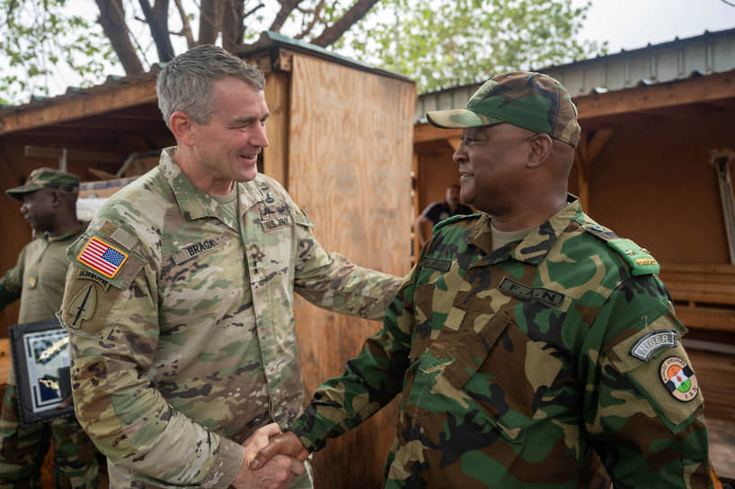 Генерал-лейтенант армии США Джонатан Брага встречается с генерал-майором Муссой Салау Барму, июнь 2023 